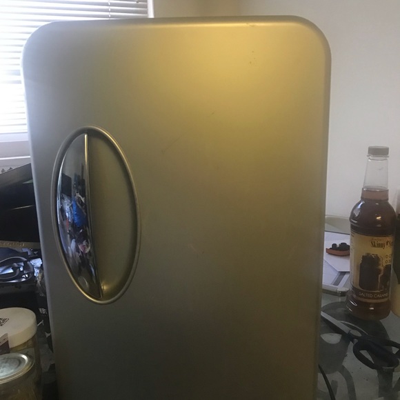 Brookstone mini fridge hot and cold - Picture 2 of 14